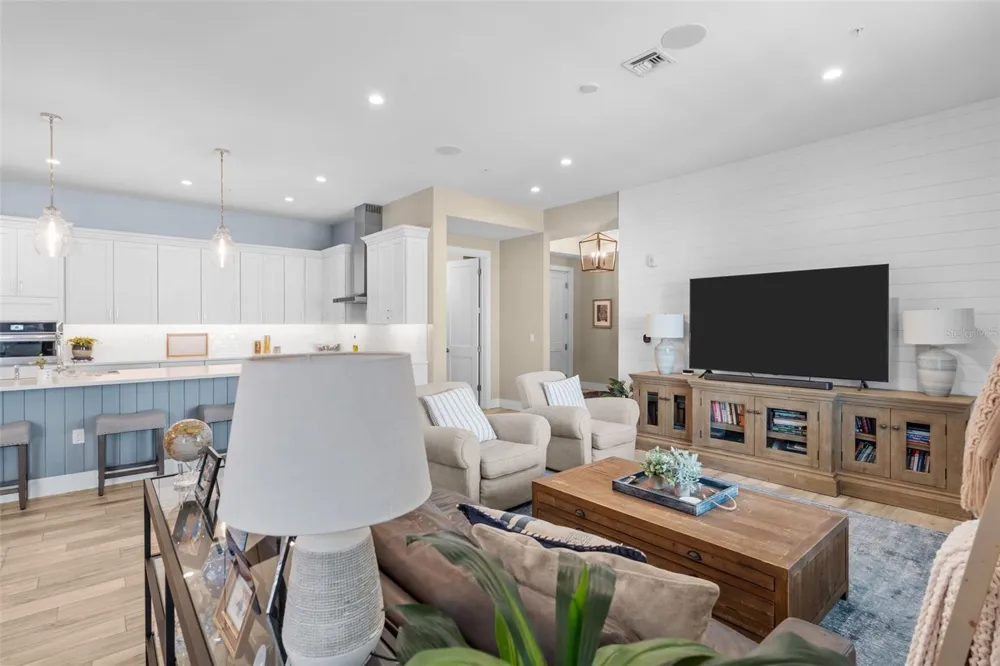 91 DAVIS BOULEVARD #204 Tampa, FL 33606