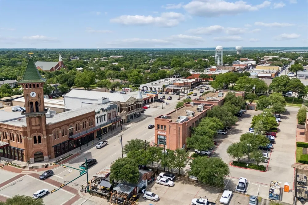 1120 S Pine Street Grapevine, TX 75050