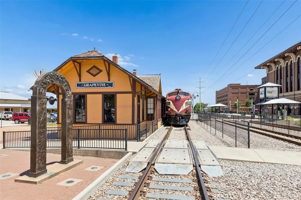 1120 S Pine Street Grapevine, TX 75050