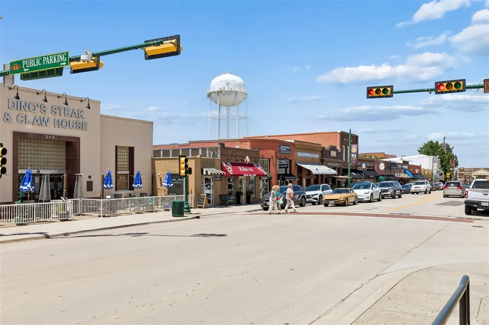 1120 S Pine Street Grapevine, TX 75050