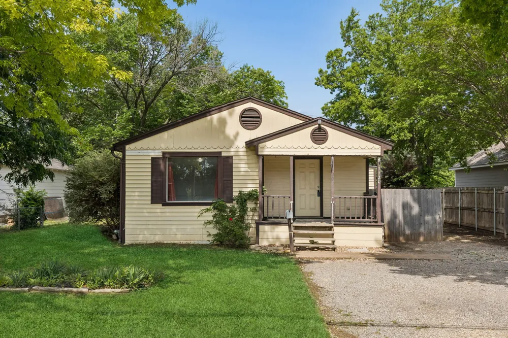 1120 S Pine Street Grapevine, TX 75050