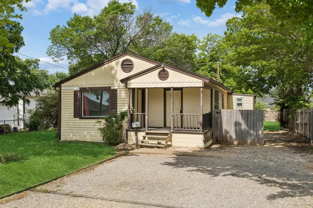 1120 S Pine Street Grapevine, TX 75050