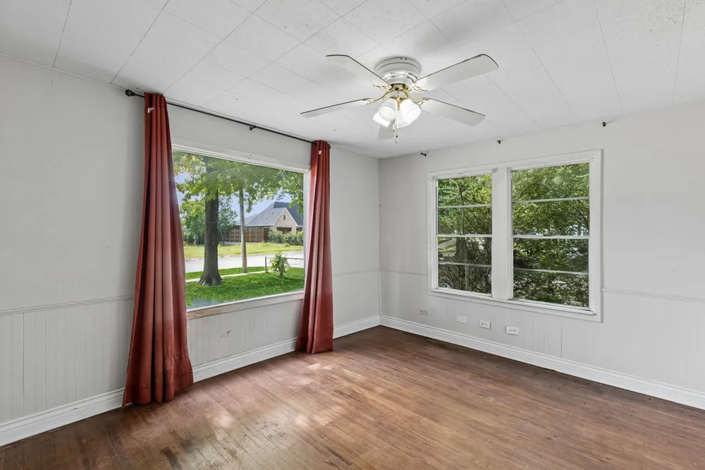 1120 S Pine Street Grapevine, TX 75050