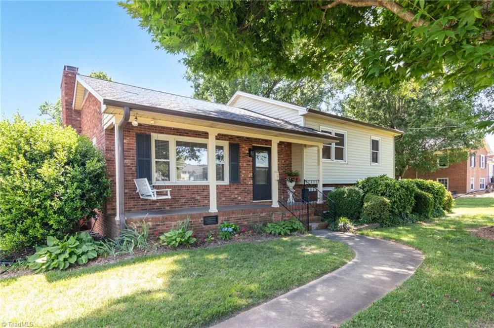 1132 Glennview Drive Kernersville, NC 27284