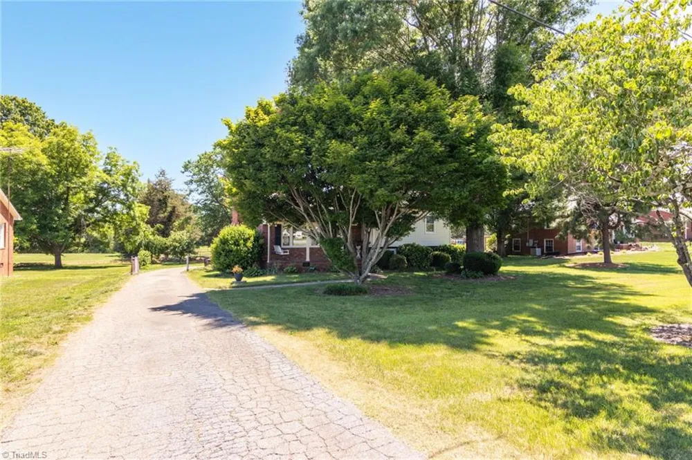 1132 Glennview Drive Kernersville, NC 27284