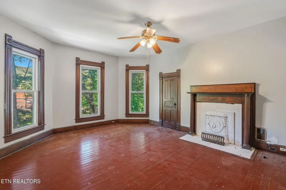 419 W Rockwood St Rockwood, TN 37854