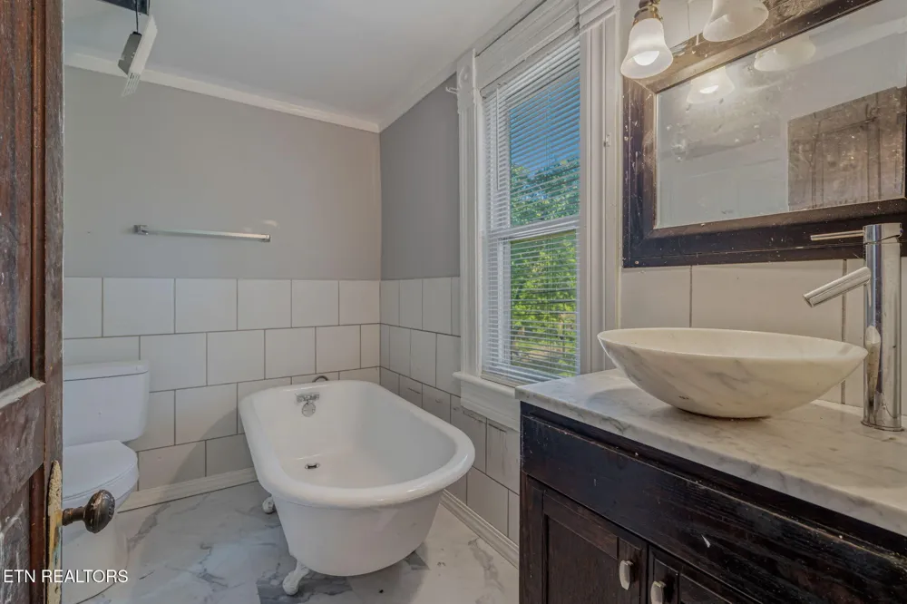 419 W Rockwood St Rockwood, TN 37854