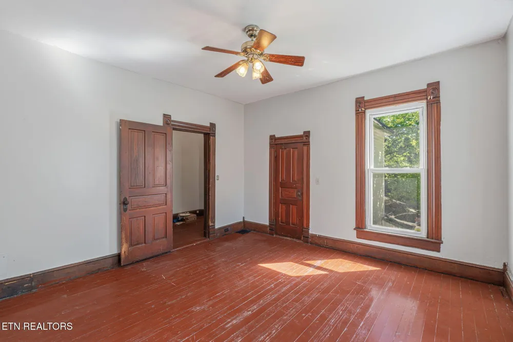 419 W Rockwood St Rockwood, TN 37854