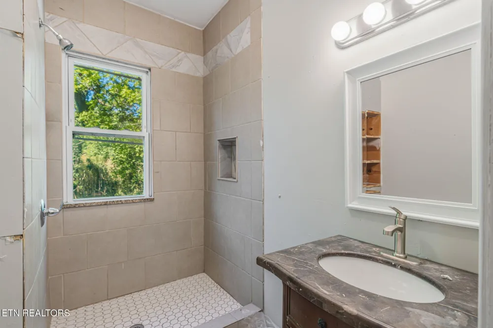 419 W Rockwood St Rockwood, TN 37854