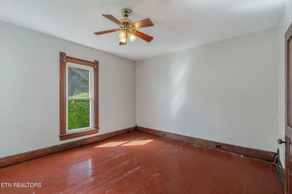 419 W Rockwood St Rockwood, TN 37854