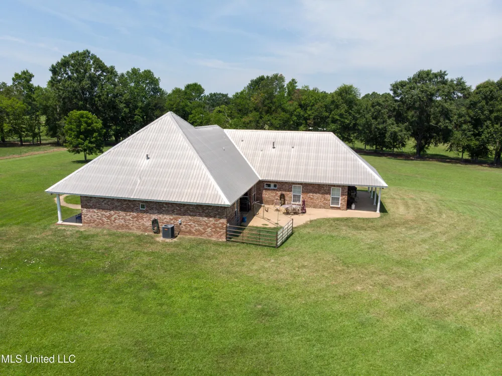 3148 Volley Campbell Road Terry, MS 39170