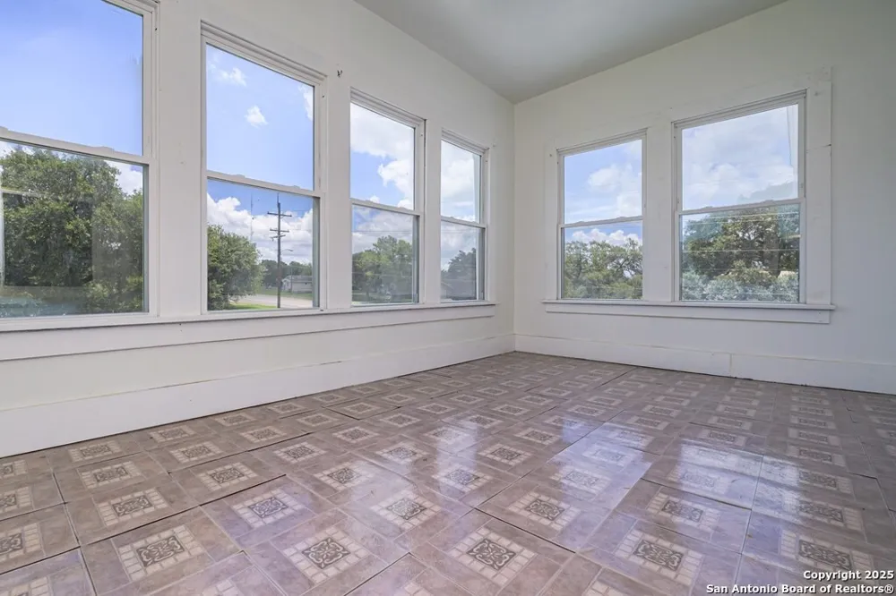 519 Fm 623 E Pettus, TX 78146