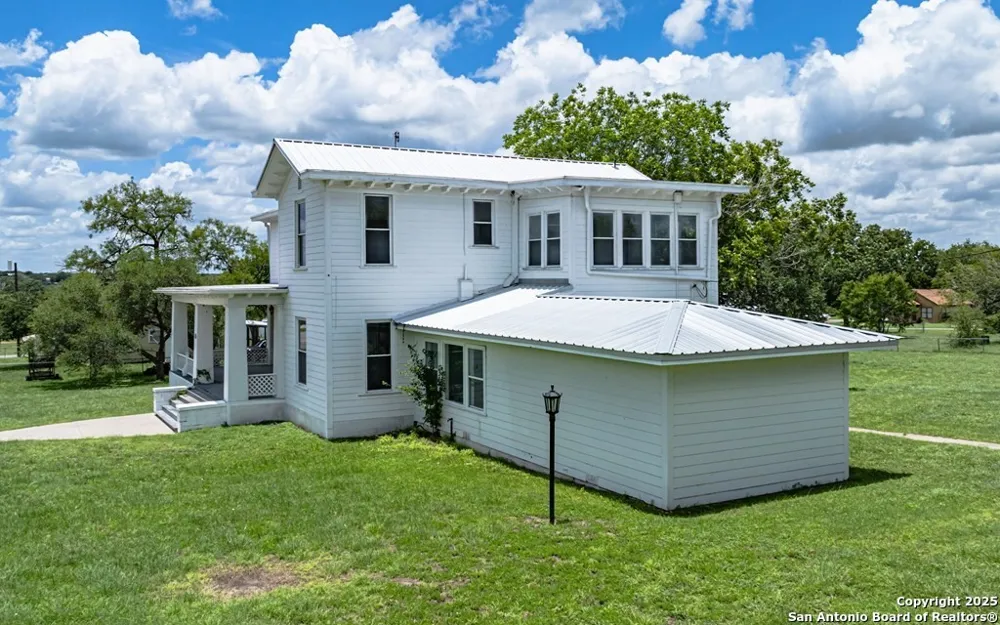 519 Fm 623 E Pettus, TX 78146