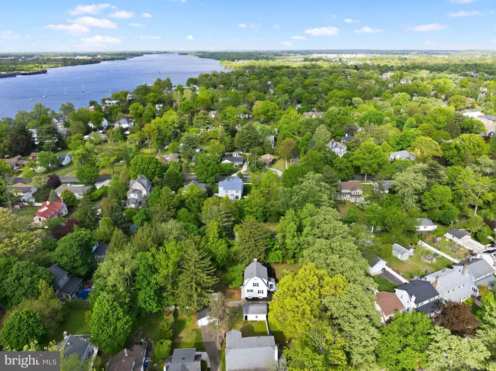 4 2ND STREET Riverton, NJ 08077