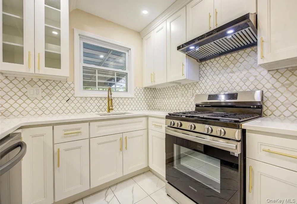 164-38 76th Road Fresh Meadows, NY 11366