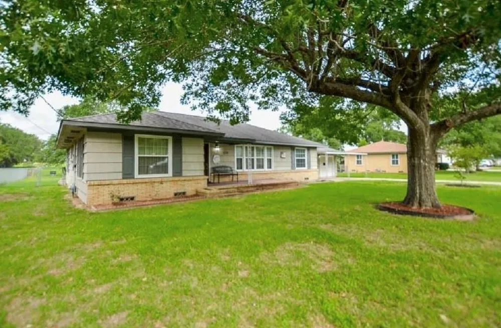 1116 Meyer Street Sealy, TX 77474