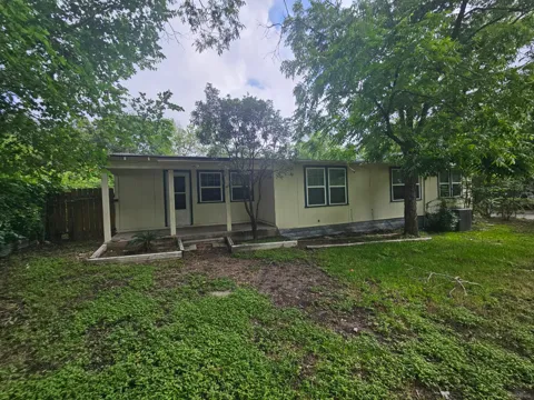 907 Neches Street