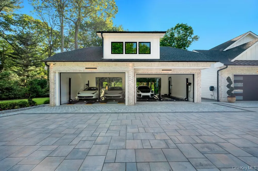 2 Chelmsford Drive Muttontown, NY 11545