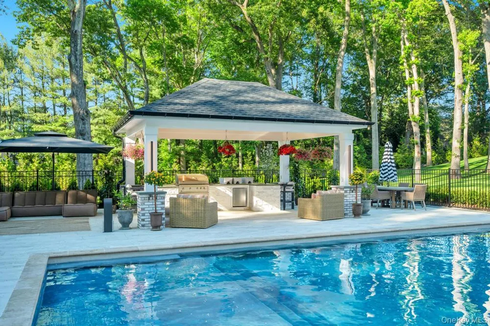 2 Chelmsford Drive Muttontown, NY 11545