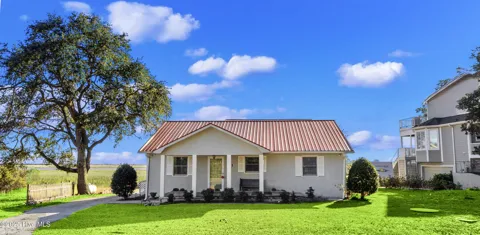 641 Shoreline Drive W