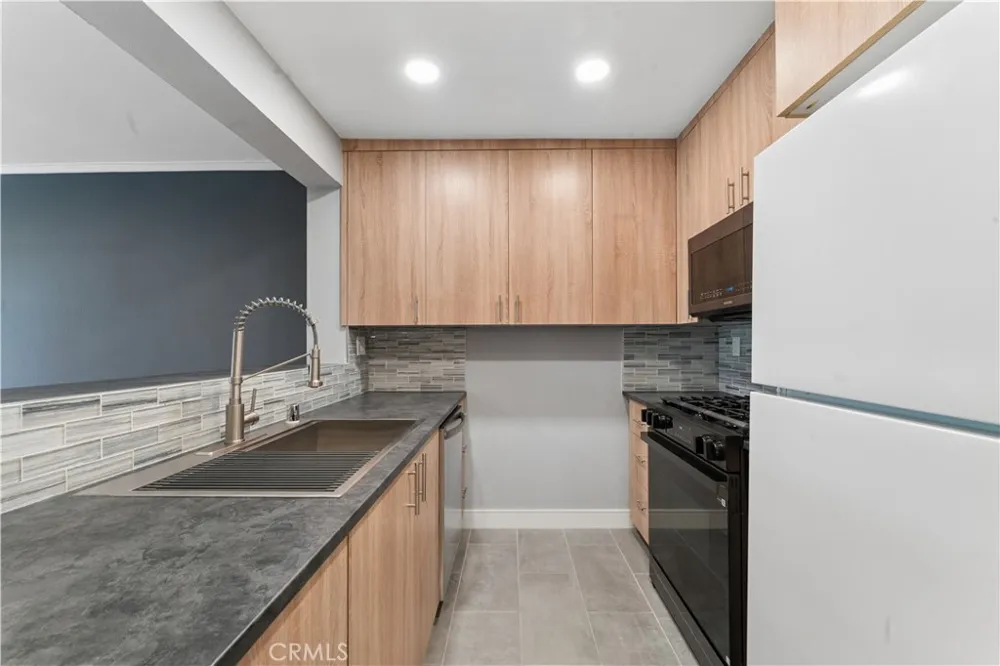 16866 Kingsbury #107 Granada Hills, CA 91344