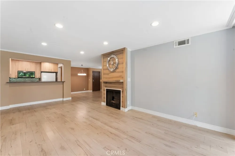 16866 Kingsbury #107 Granada Hills, CA 91344