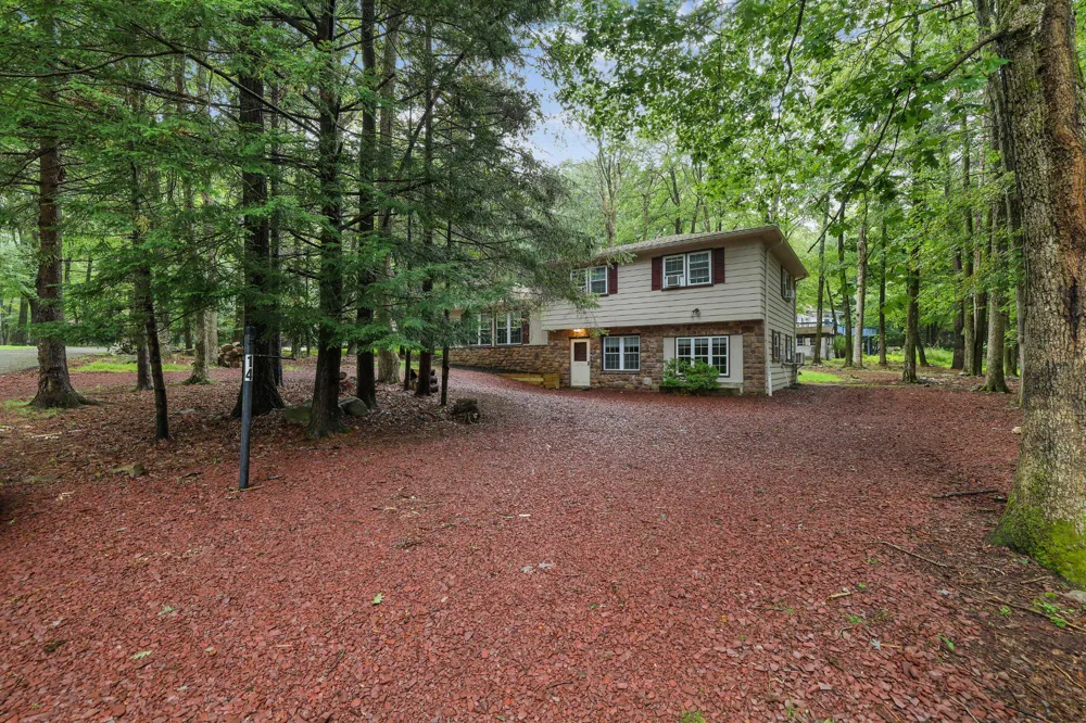 14 SASSAFRAS ROAD Lake Harmony, PA 18624