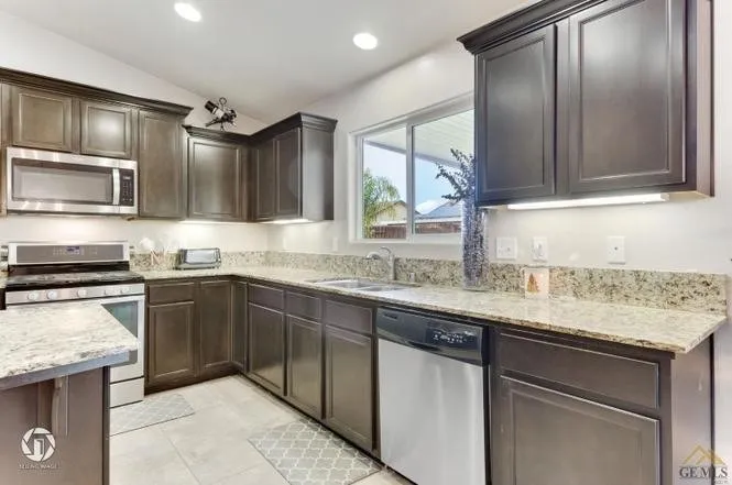 9602 Downie River Bakersfield, CA 93311