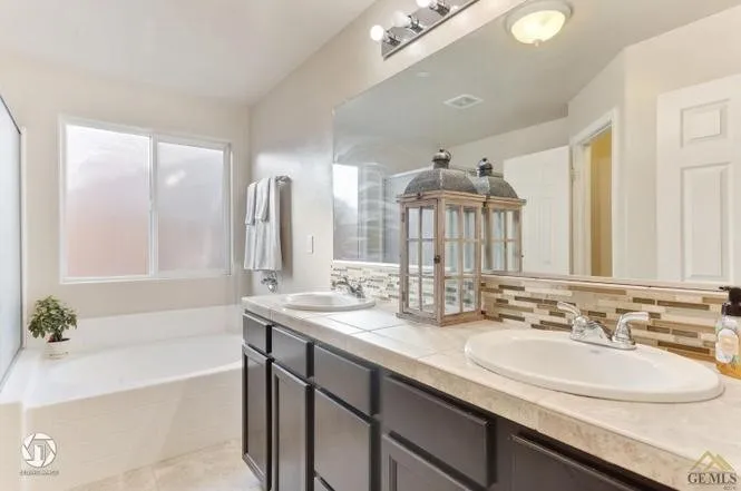 9602 Downie River Bakersfield, CA 93311