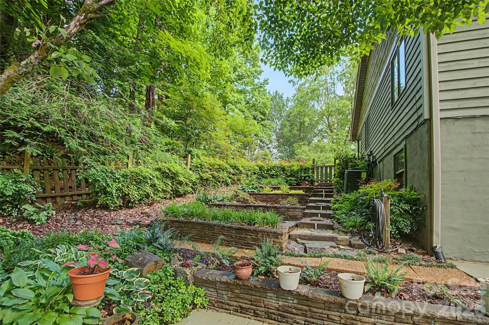 383 Ravenwood Lane Horse Shoe, NC 28742
