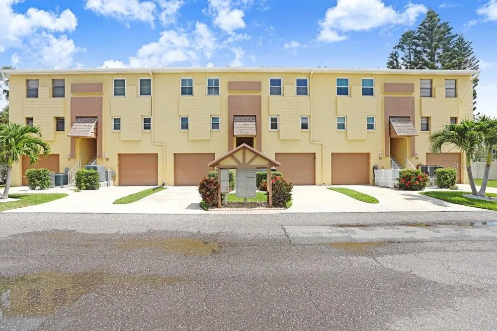 314 WINDRUSH BOULEVARD #12 Indian Rocks Beach, FL 33785