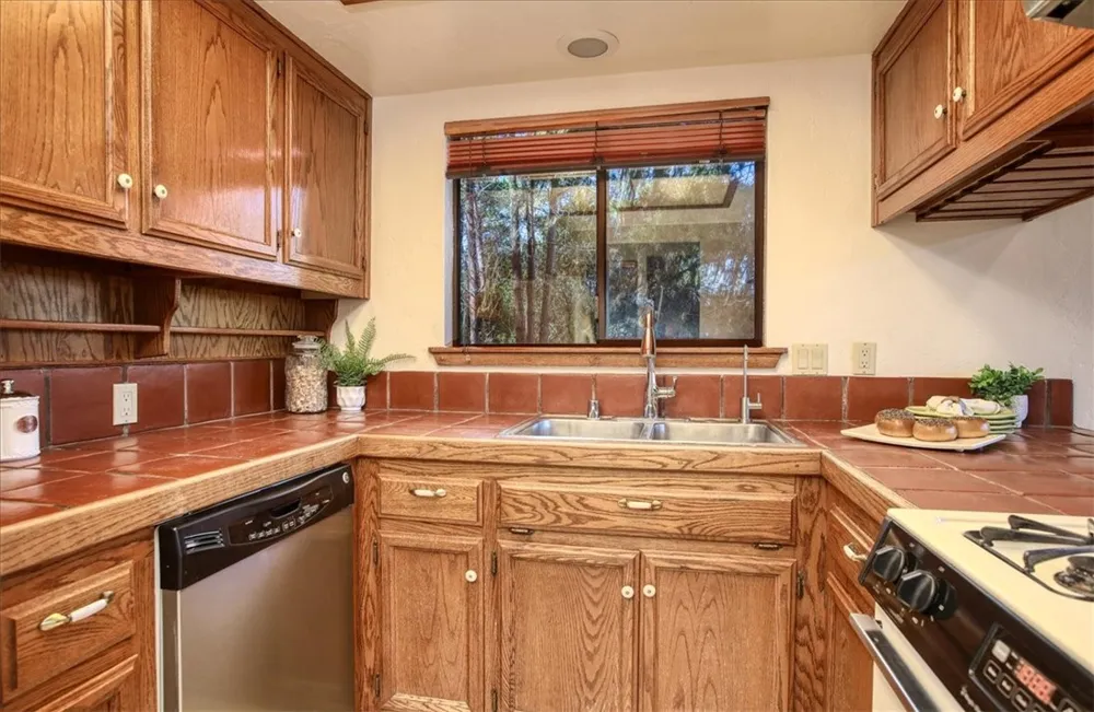 2550 Emerson Road Cambria, CA 93428