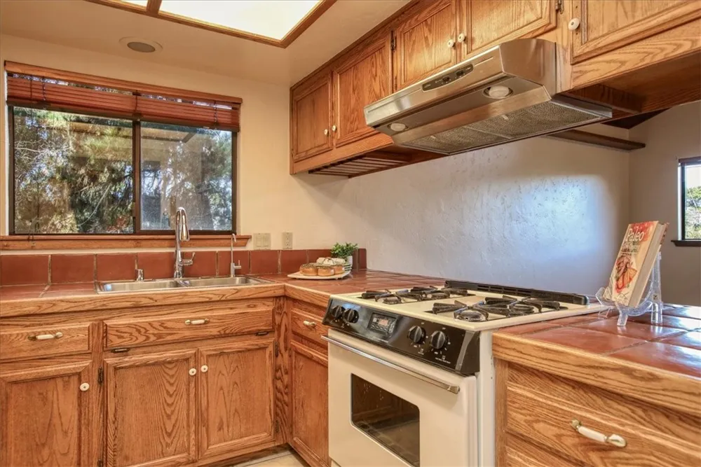 2550 Emerson Road Cambria, CA 93428