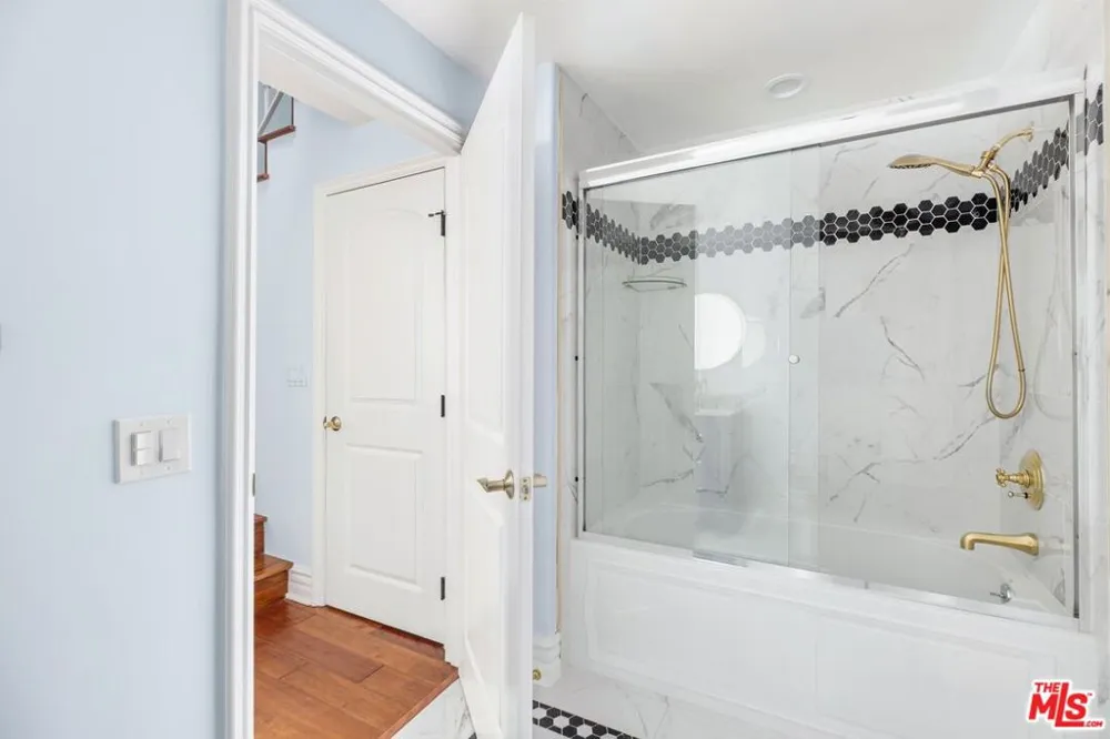 12026 Hoffman Street #302 Studio City, CA 91604