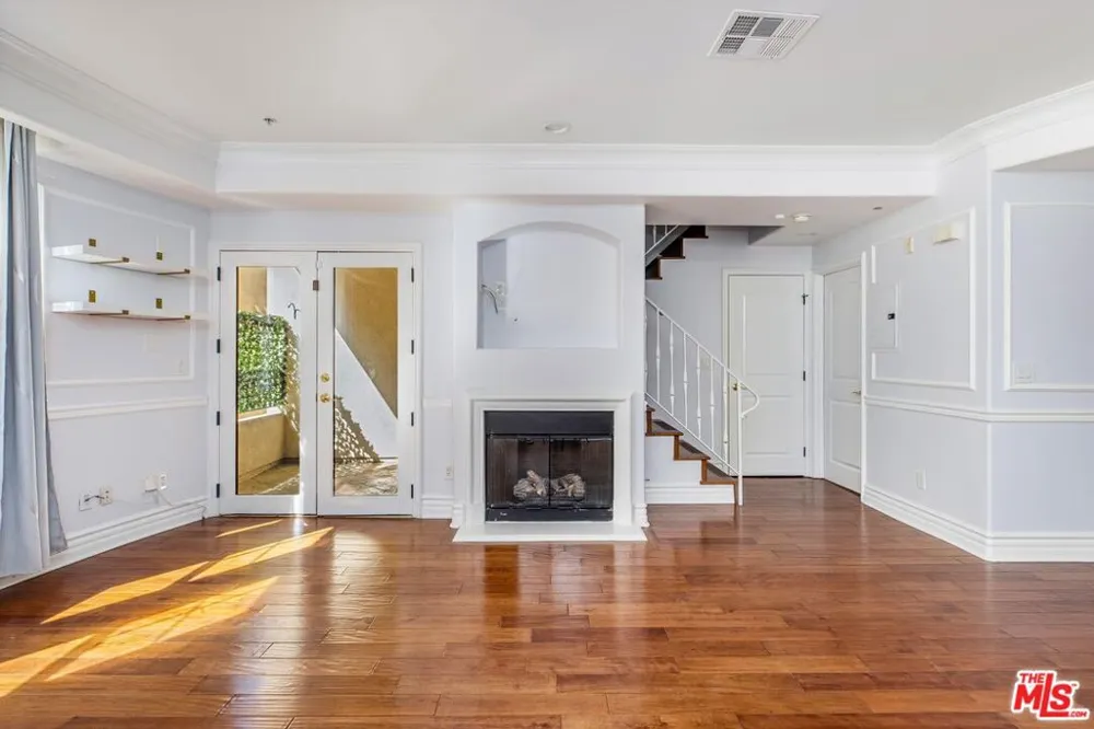 12026 Hoffman Street #302 Studio City, CA 91604