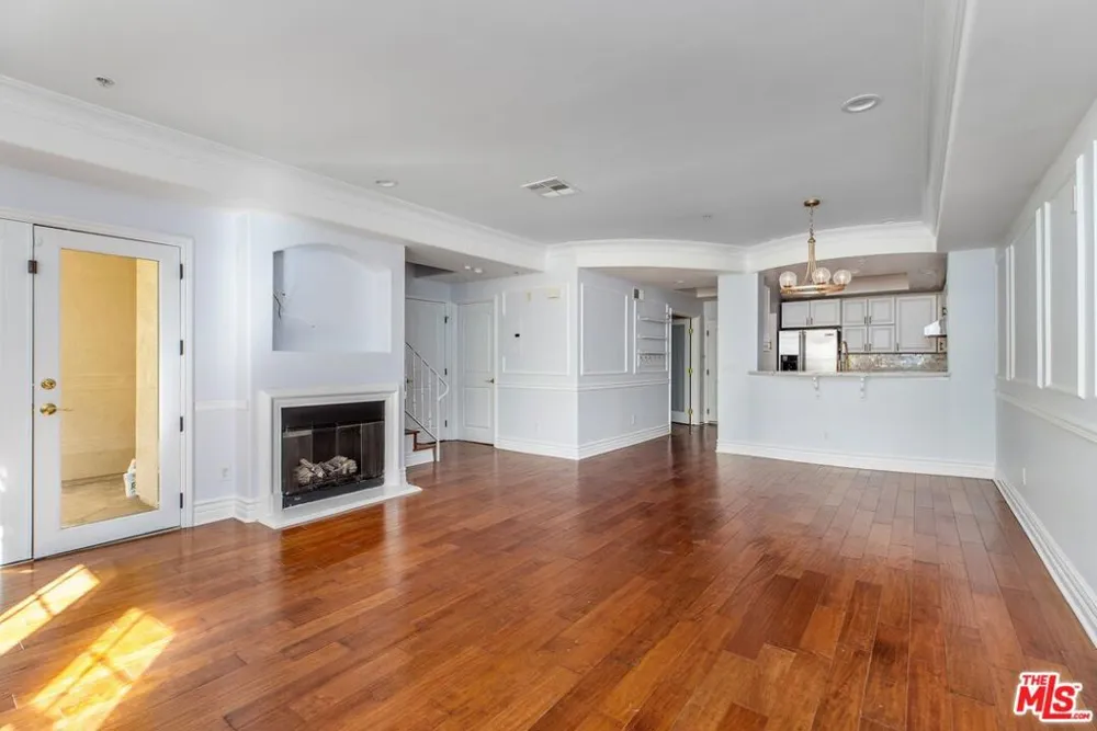 12026 Hoffman Street #302 Studio City, CA 91604