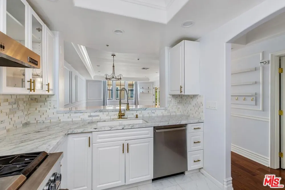 12026 Hoffman Street #302 Studio City, CA 91604