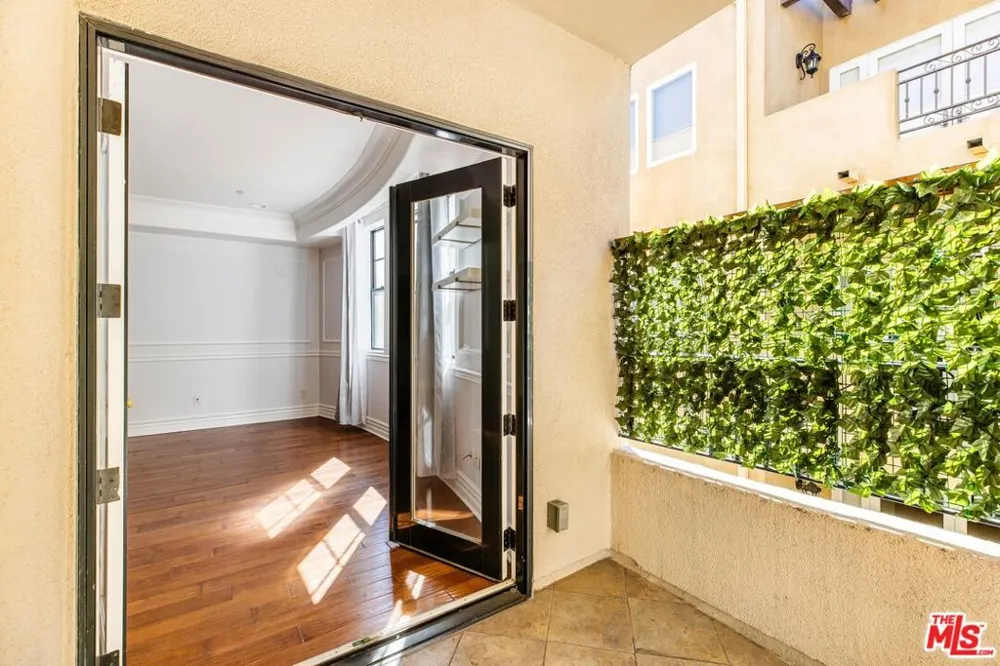 12026 Hoffman Street #302 Studio City, CA 91604