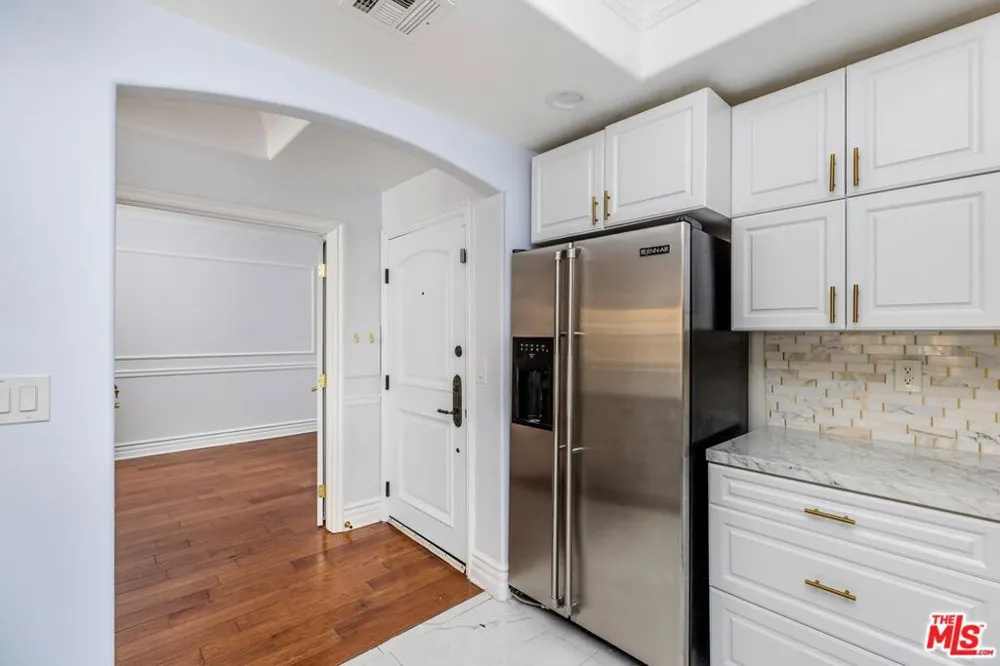 12026 Hoffman Street #302 Studio City, CA 91604