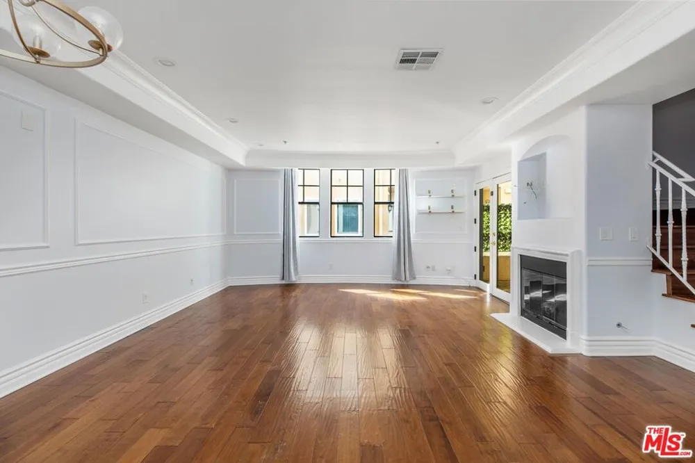 12026 Hoffman Street #302 Studio City, CA 91604