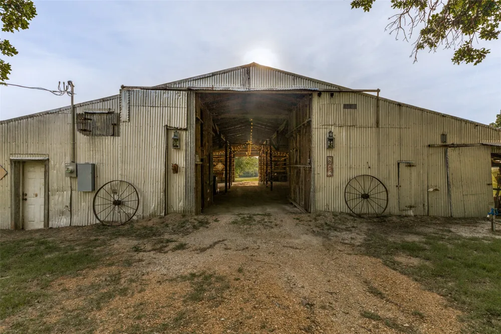 1955 County Road 2980 Windom, TX 75492