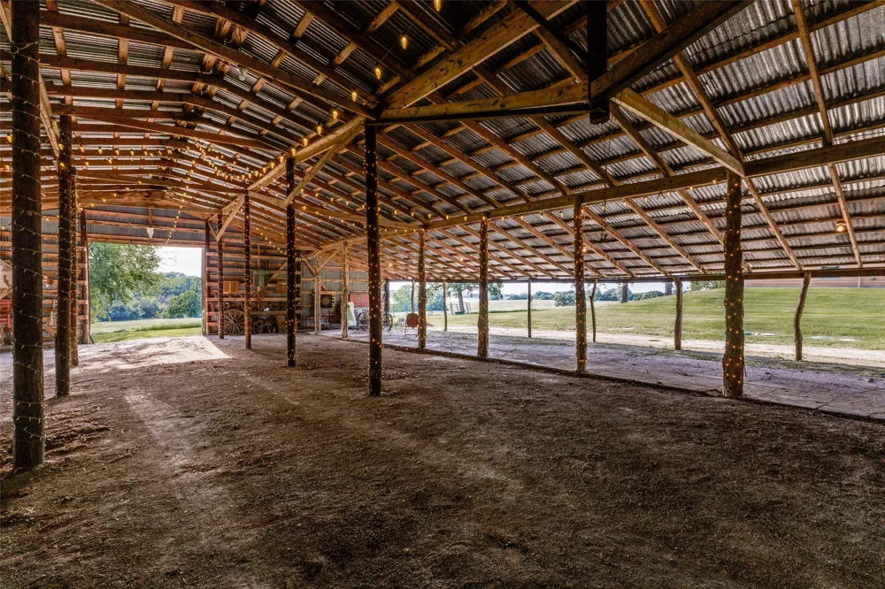 1955 County Road 2980 Windom, TX 75492