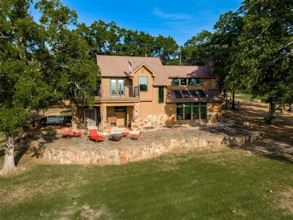 1955 County Road 2980 Windom, TX 75492