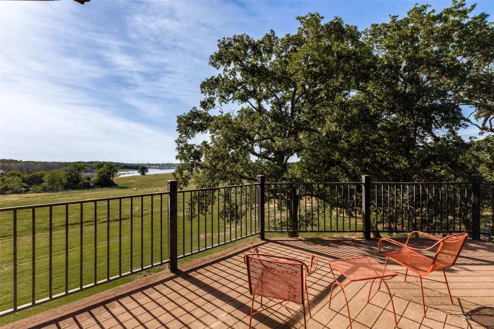 1955 County Road 2980 Windom, TX 75492