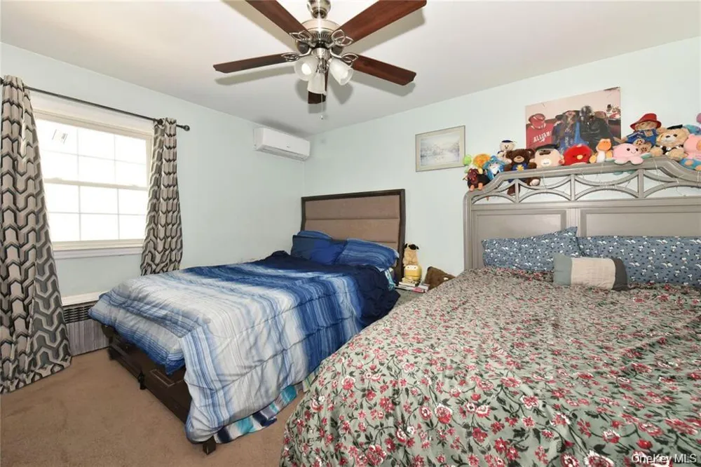 542 east meadow Hempstead, NY 11554