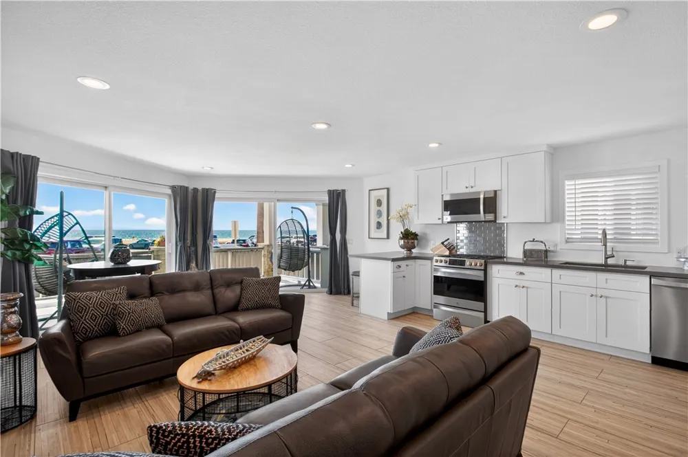2212 W Oceanfront Newport Beach, CA 92663