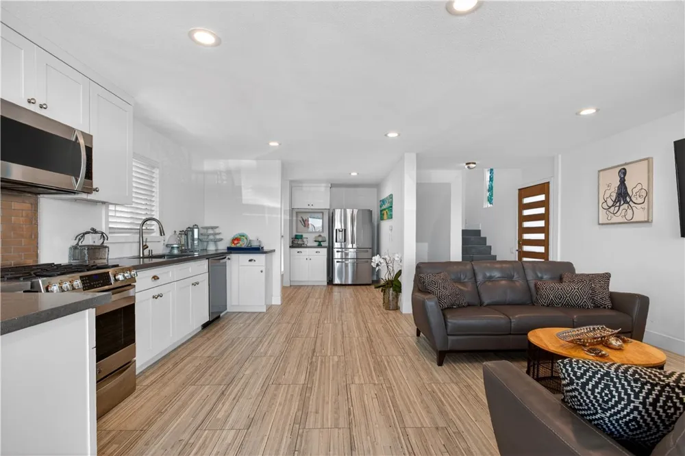 2212 W Oceanfront Newport Beach, CA 92663