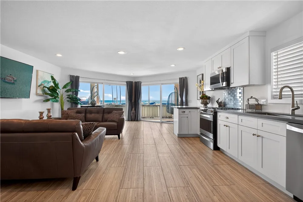 2212 W Oceanfront Newport Beach, CA 92663