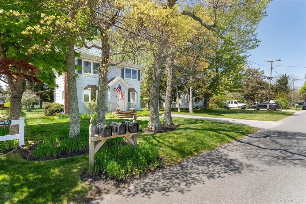 22 W End Avenue East Quogue, NY 11942