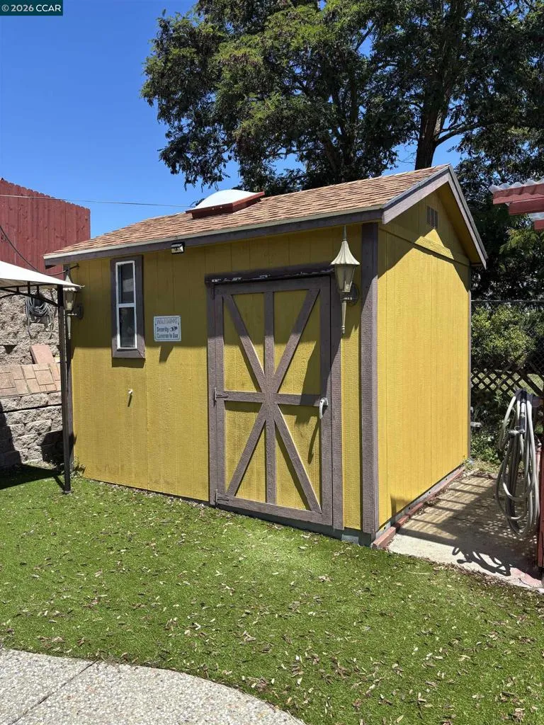 694 Renfrew Rd El Sobrante, CA 94803